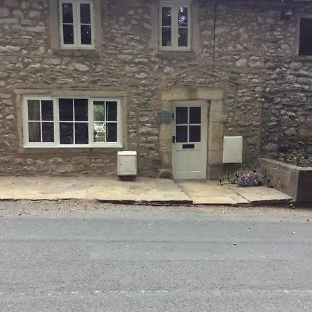 2-bed Sleeps 4 Pet Ok & Parking *