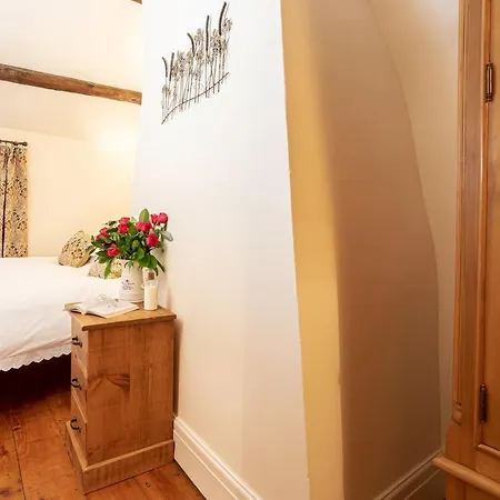 2-bed Sleeps 4 Pet Ok & Parking