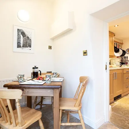 2-bed Sleeps 4 Pet Ok & Parking *