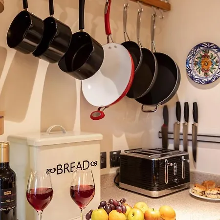 2-bed Sleeps 4 Pet Ok & Parking Nyaraló *