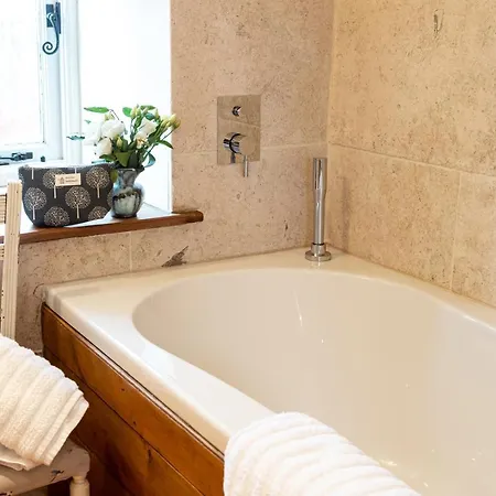 2-bed Sleeps 4 Pet Ok & Parking