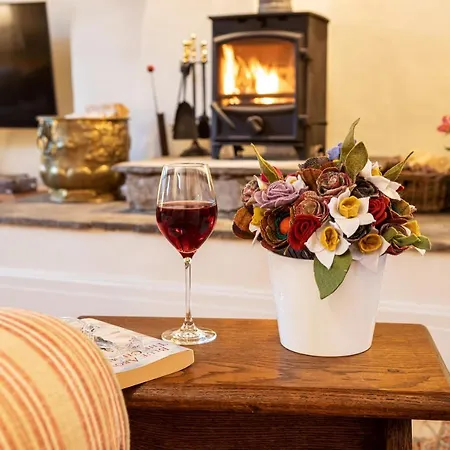 2-bed Sleeps 4 Pet Ok & Parking