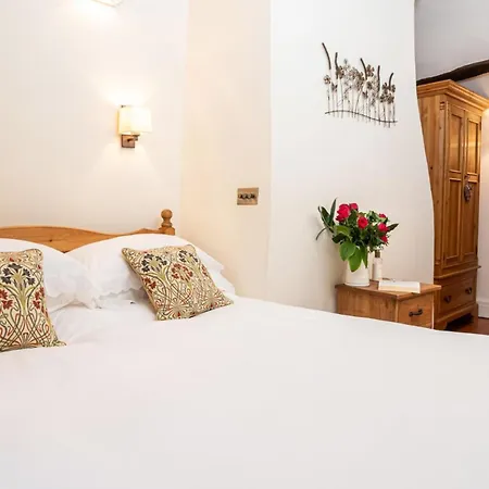 2-bed Sleeps 4 Pet Ok & Parking