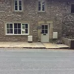 2-bed Sleeps 4 Pet Ok & Parking *