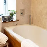 2-bed Sleeps 4 Pet Ok & Parking