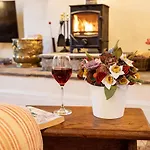 2-bed Sleeps 4 Pet Ok & Parking