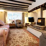 2-bed Sleeps 4 Pet Ok & Parking Holiday home *