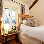 2-bed Sleeps 4 Pet Ok & Parking Holiday home *